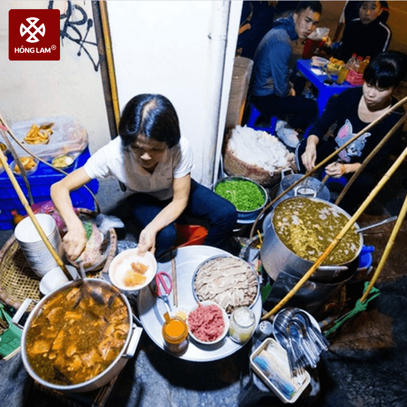 Khách hàng phẫn nộ vì bún chả phục vụ thịt sống tại Hà Nội